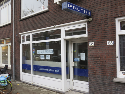 906620 Gezicht op de winkelpui van stomerij Palthe (Antonius Matthaeuslaan 136) te Utrecht, die verhuisd is naar de ...